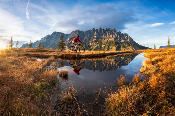 motard de montagne en face du lac de montagne dans les alpes-mont hochkönig - bicycle extreme sports outdoors sport photos et images de collection