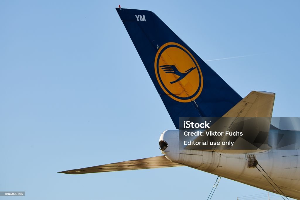 747 Rear View Lufthansa Boeing 747 Tail Stock Photo - Download Image Now - Airplane ...