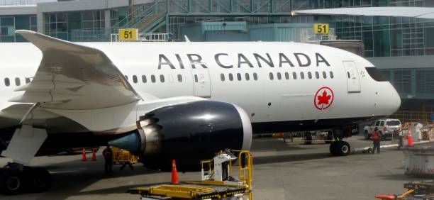 close-up da metade dianteira do avião de air canada dreamliner - boeing 787 air vehicle airplane - fotografias e filmes do acervo