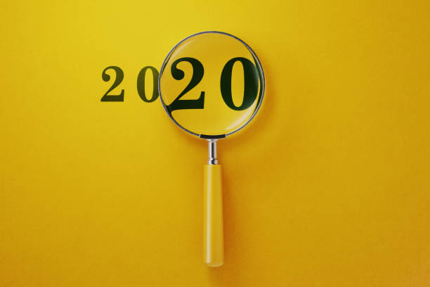 lupa i 2020 na żółtym tle - scrutiny analyzing finance data zdjęcia i obrazy z banku zdjęć