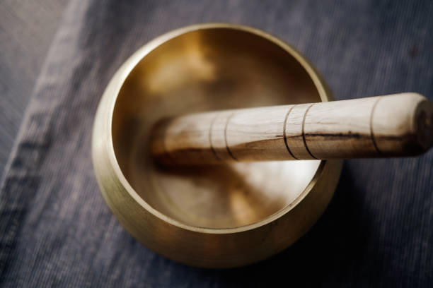 bronze tibetan singing bowl, sound healing - banho terapêutico imagens e fotografias de stock