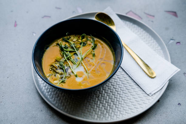 dýňová krémová polévka na světle šedém pozadí - šlehačka fotky - stock snímky, obrázky a fotky