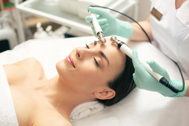 istock Doctor holding prongs during the microcurrent therapy 1146314228