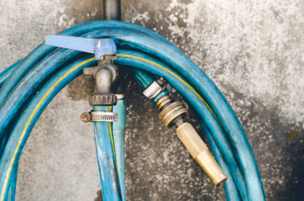 istock Old hose trolley mounted on a concrete wall. 1146315531