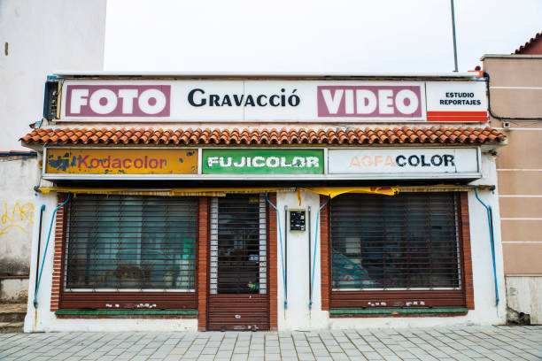 старый магазин и фотостудия закрыты и заброшены - eastman kodak company фотографии стоковые фото и изображения
