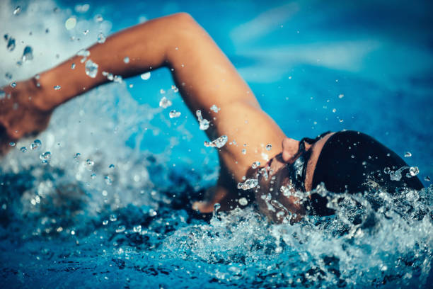 przedni pływak pełzania - women exercising swimming pool young women zdjęcia i obrazy z banku zdjęć