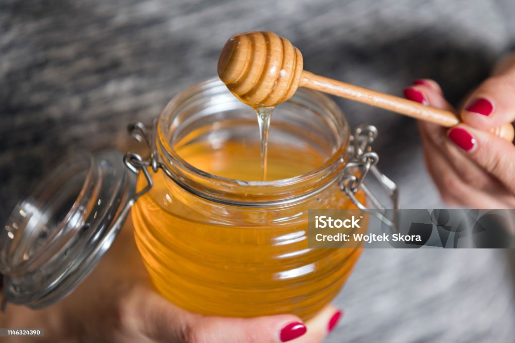 Vrouw handholding glazen pot honing - Royalty-free Honing Stockfoto