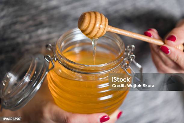 Vrouw Handholding Glazen Pot Honing Stockfoto en meer beelden van Honing - Honing, Volwassen vrouwen, Schoonheid