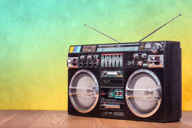 レトロなラジカセゲットーブラスターは、80年代からカセットレコーダーと古いポータブルラジオ受信機前グラデーション色の壁の背景。ラップ、ヒップホップ、r&b の音楽コンセプト。ヴィ� - 1980s style hip hop rap 1990s style ストックフォトと画像