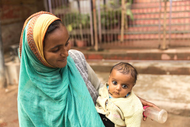 mãe pobre indiana com filha/refugiado - india slum poverty family - fotografias e filmes do acervo