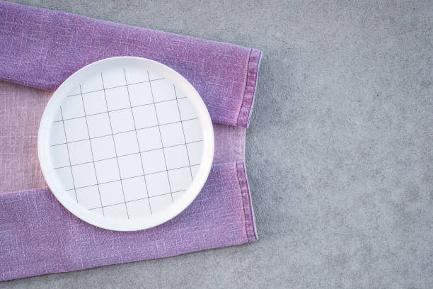 체크 된 화이트 플레이트와 라일락 식탁보 - checked purple tablecloth pattern 뉴스 사진 이미지
