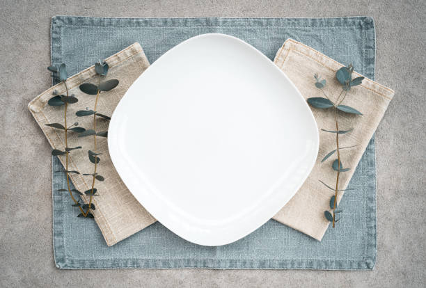 elegante tischeinstellung mit eukalyptuszweigen - restaurant tablecloth stock-fotos und bilder