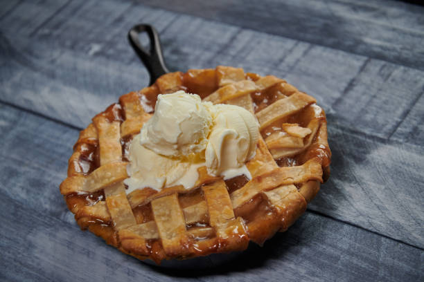 Apple Pie Pie à la Mode in Cast Iron Skillet apple pie a la mode stock pictures, royalty-free photos & images