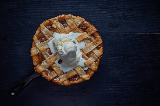 Apple Pie Pie à la Mode in Cast Iron Skillet apple pie and ice cream stock pictures, royalty-free photos & images