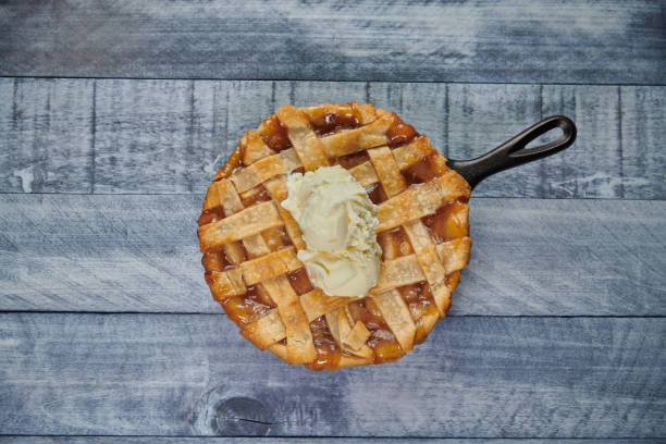 Apple Pie Pie à la Mode in Cast Iron Skillet apple pie a la mode stock pictures, royalty-free photos & images