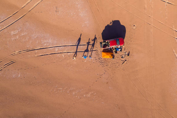 vista aerea aerea una sosta nel deserto, campeggio con tenda, fuoco e un'auto a trazione integrale per una straordinaria avventura nel deserto più secco del mondo, il deserto di atacama. uno scenario climatico arido e soggezione - driest foto e immagini stock