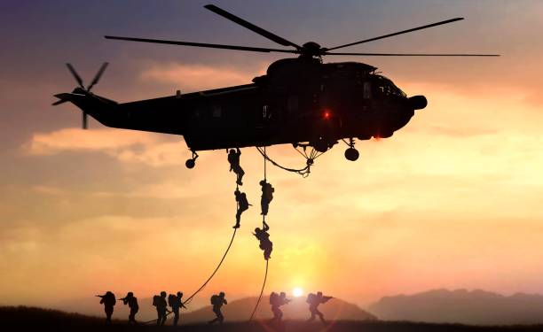 военный коммандос вертолет падает - rescue helicopter outdoors occupation стоковые фото и изображения