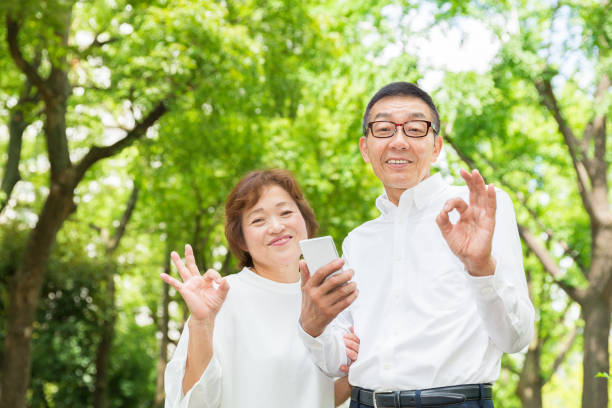 asian senior couple to see a smart phone
