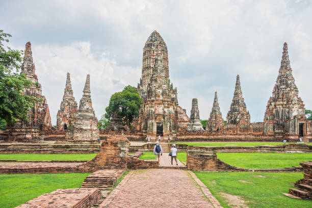 wat chaiwatthanaram mit touristen im ayutthaya historical park, thailand - wat chaiwattanaram stock-fotos und bilder