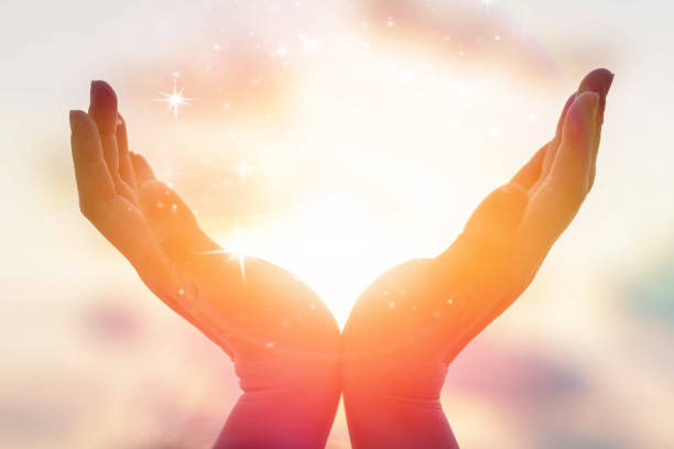 사람들의 에너지와 고요한 희망 개념에 대 한 일몰 또는 일출을 들고 여성의 손의 실루엣 - god sunbeam sunset religion 뉴스 사진 이미지