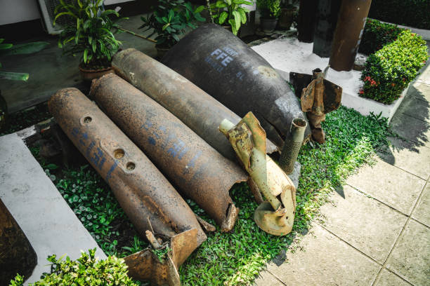 bomba a grappolo, luang prabang, laos - exploding mining bomb mine foto e immagini stock
