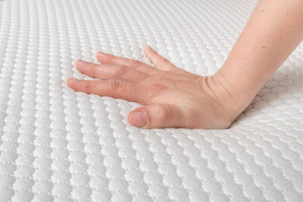 frau wählt neue matratze für guten schlaf - bedroom mattress contemporary white stock-fotos und bilder