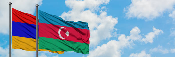 ermenistan ve azerbaycan bayrağının rüzgarı beyaz bulutlu mavi gökyüzüne karşı birlikte sallayarak. diplomasi konsepti, uluslararası ilişkiler. - ermeni bayrağı stok fotoğraflar ve resimler