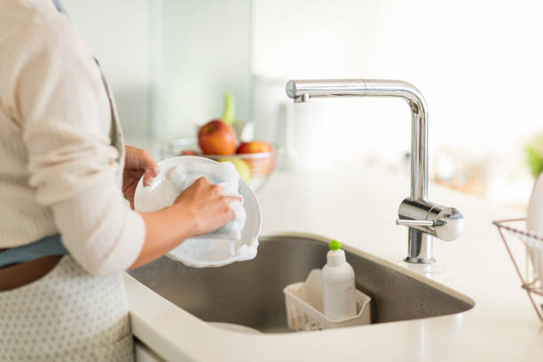 istock Housewife washing dishes 1146433614
