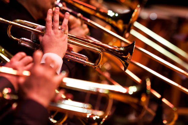 trompetas en manos de músicos - brass instrument jazz brass trumpet fotografías e imágenes de stock