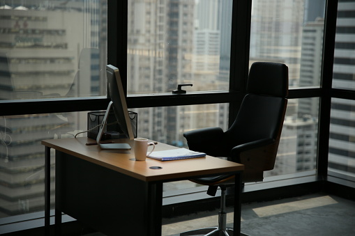 Sillas vacías y mesa en la oficina photo