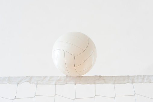 Primer plano de la pelota en la red contra fondo blanco photo