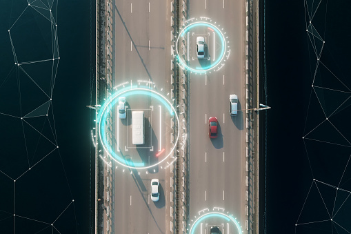 vista aérea 4k de coches de piloto automático Auto conducción en una carretera con tecnología de seguimiento de ellos, mostrando velocidad y quién está controlando el coche. Imagen de clip de efectos visuales. photo