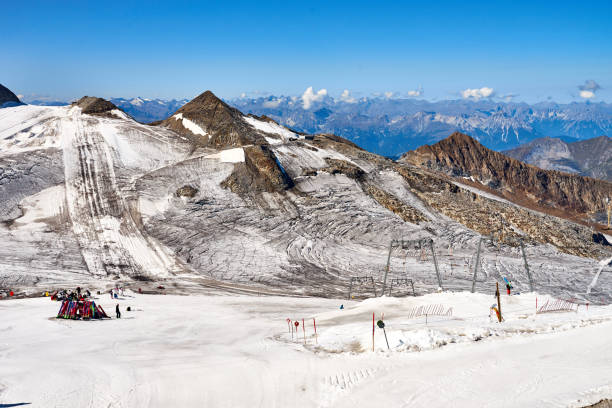 лыжная зона «хинтертукс» в австрии на высоте 3250 м - 3250 стоковые фото и изображения