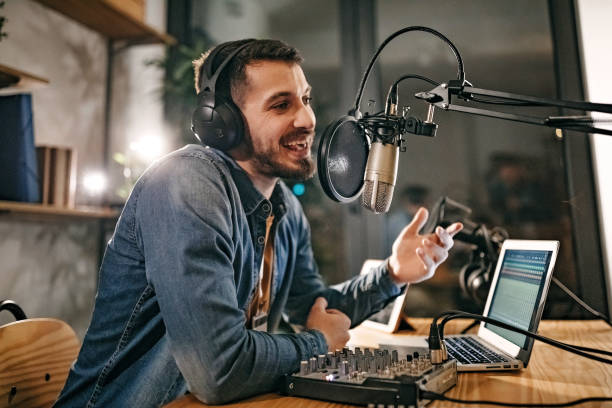 voy a contar una broma ahora - dj de radio fotografías e imágenes de stock