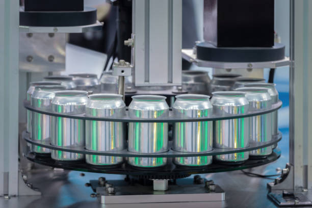 nuevas latas de aluminio vacías para el proceso de la bebida se mueven en la línea de fábrica en la máquina de cinta transportadora en la fabricación de bebidas. concepto de negocio industrial de alimentos y bebidas. - food and drink industry fotografías e imágenes de stock