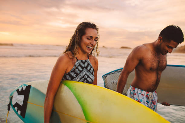 pares que apreciam esportes de água no mar - surfing teenage girls friendship sunset - fotografias e filmes do acervo