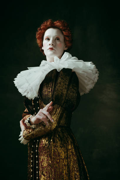 jeune femme médiévale comme duchesse - empire dress photos et images de collection