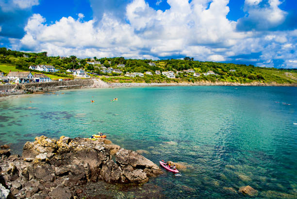 a vila cornish de coverack. - cornwall england travel destinations uk beach - fotografias e filmes do acervo