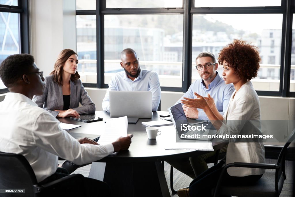 Jahrtausende schwarze Geschäftsfrau, die sich bei einem Firmengespräch an Kollegen wendet, hautnah - Lizenzfrei Büro Stock-Foto