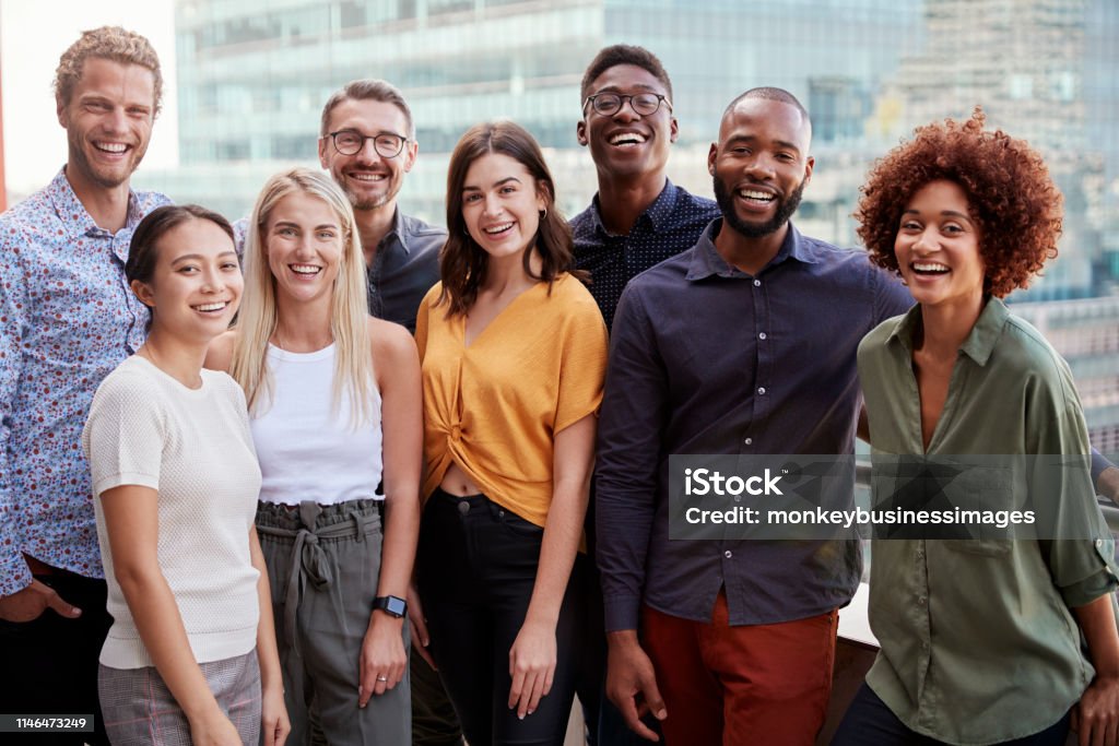 Retrato grupal de un equipo creativo de negocios de pie al aire libre, de tres cuartos de longitud, de cerca - Foto de stock de Grupo multiétnico libre de derechos