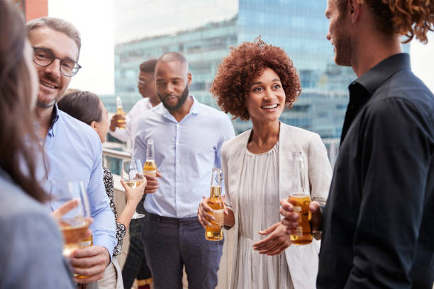 オフィスの同僚は仕事の後に市内で飲み物を社交 - smart casual outdoors friendship happiness ストックフォトと画像