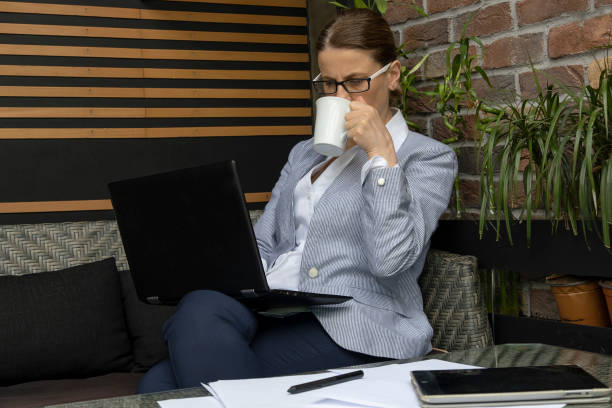 istock Businesswoman working at cafe 1146477602