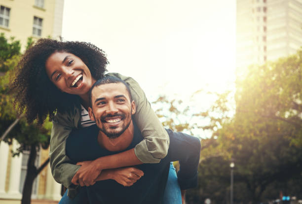 여자에 게 돼지 타기를 주는 사람 - love smiling human settlement viewpoint 뉴스 사진 이미지