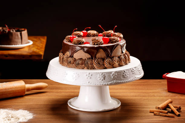 bolo de chocolate com cerejas em fundo de madeira - cupcake chocolate icing candy - fotografias e filmes do acervo