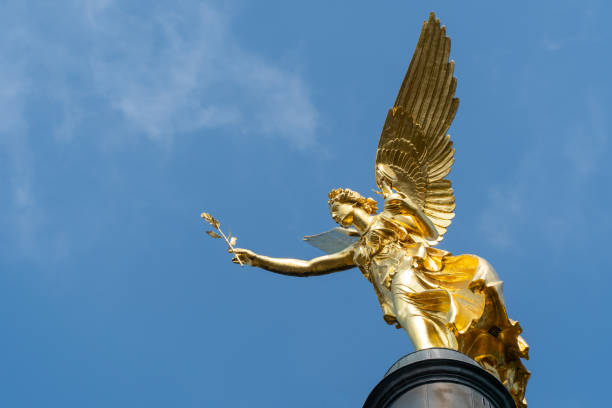 angel of peace (friedensengel - munich) - munich wing friedensengel angel imagens e fotografias de stock