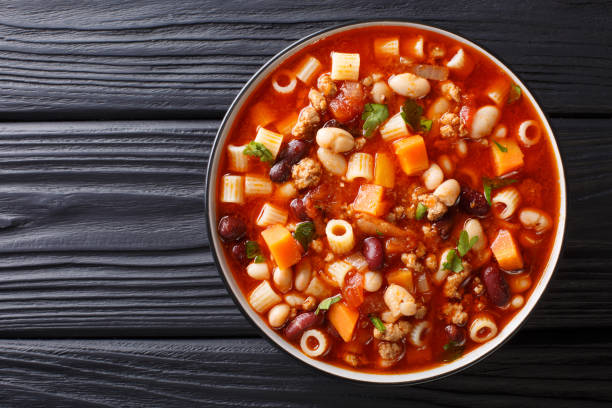 zuppa tradizionale fagioli con verdure, pasta ditalini e primo piano di manzo macinato in una ciotola. vista superiore orizzontale - minestrone foto e immagini stock