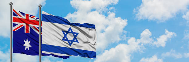 bandeira de austrália e de israel que acena no vento de encontro ao céu azul nebuloso branco junto. conceito da diplomacia, relações internacionais. - ozzie - fotografias e filmes do acervo