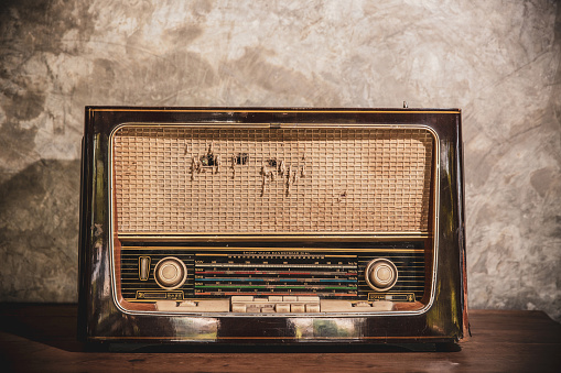 Antique Radio On Vintage Background Stock Photo - Download Image Now -  Analog, Antique, Broadcasting - iStock