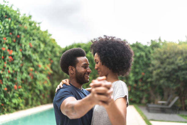 encantadora pareja africana bailando en casa - moving house physical activity real estate couple fotografías e imágenes de stock