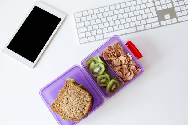 scrivania dell'ufficio con scatola per il pranzo - sandwich turkey lunch table foto e immagini stock